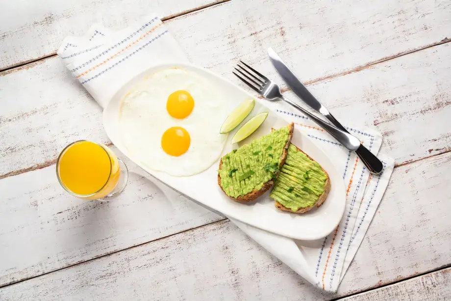 Tostada de Aguacate Sunny style